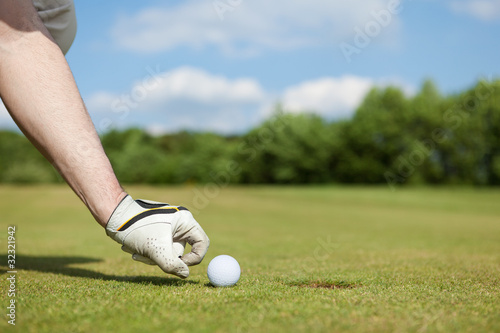 golfball kurz vor dem ziel