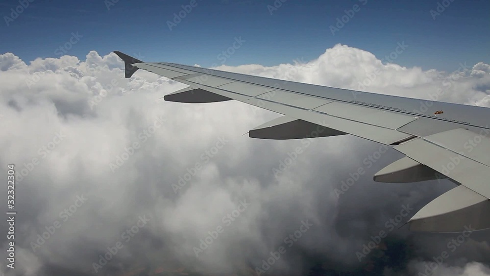 Avion entre las nubes Avion entre las nubes