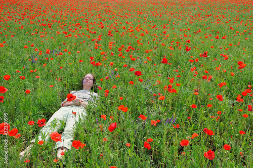 Fotografie nap in a field of poppies 1