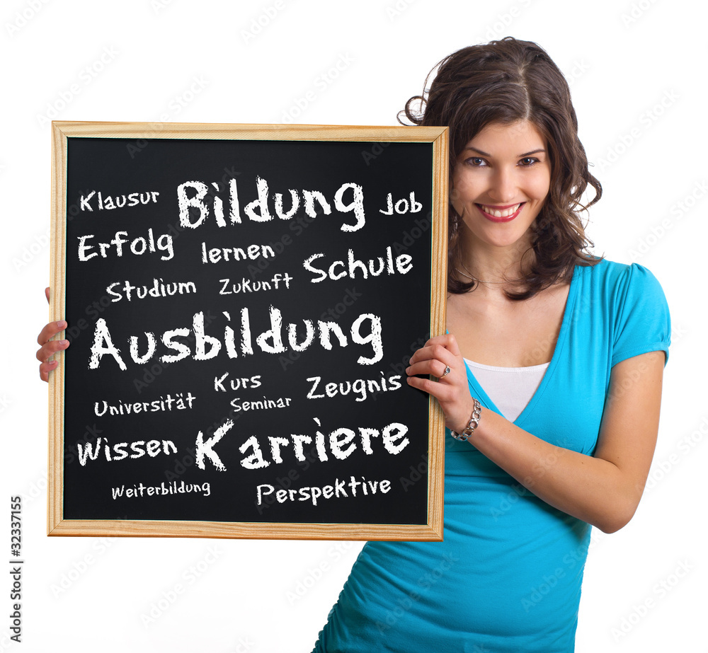 Studentin mit beschriebener Tafel ums Thema Bildung Studentin mit beschriebener Tafel ums Thema Bildung