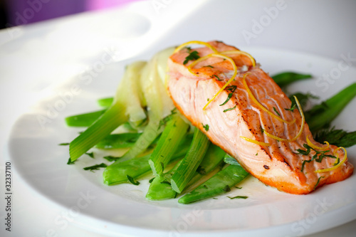 Salmon fillet with green beans and fennel with lemon zest