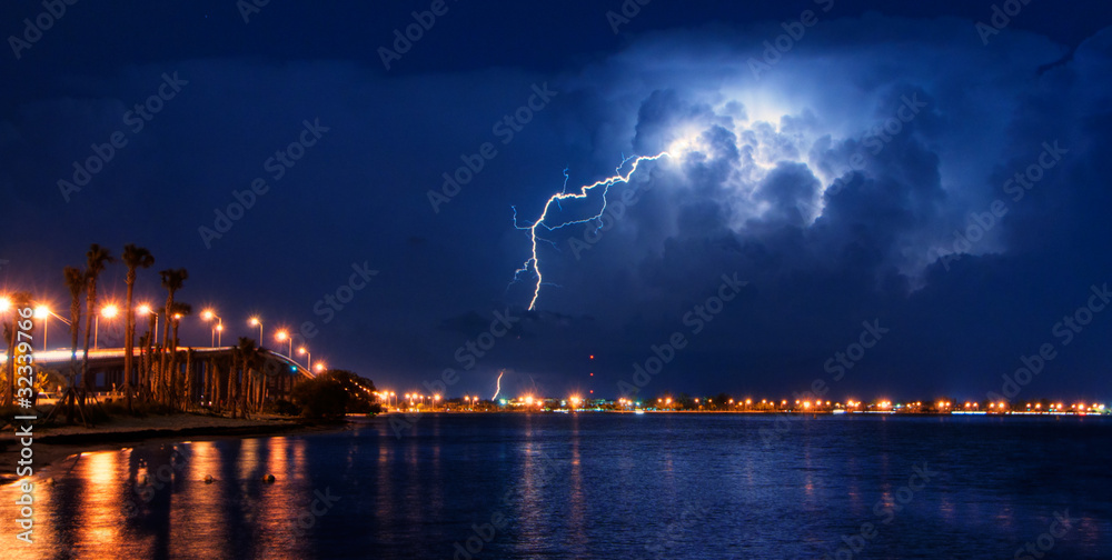 Fototapeta premium Real lighnting bolt touching ground in the city