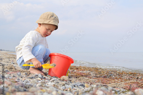 kleinkind spielt am strand photo