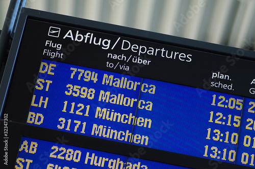 Anzeigetafel im Flughafen photo