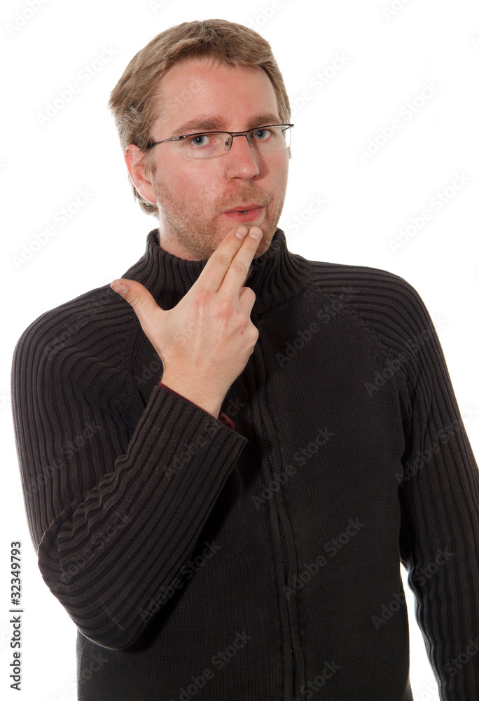 Homme qui mime le pistole