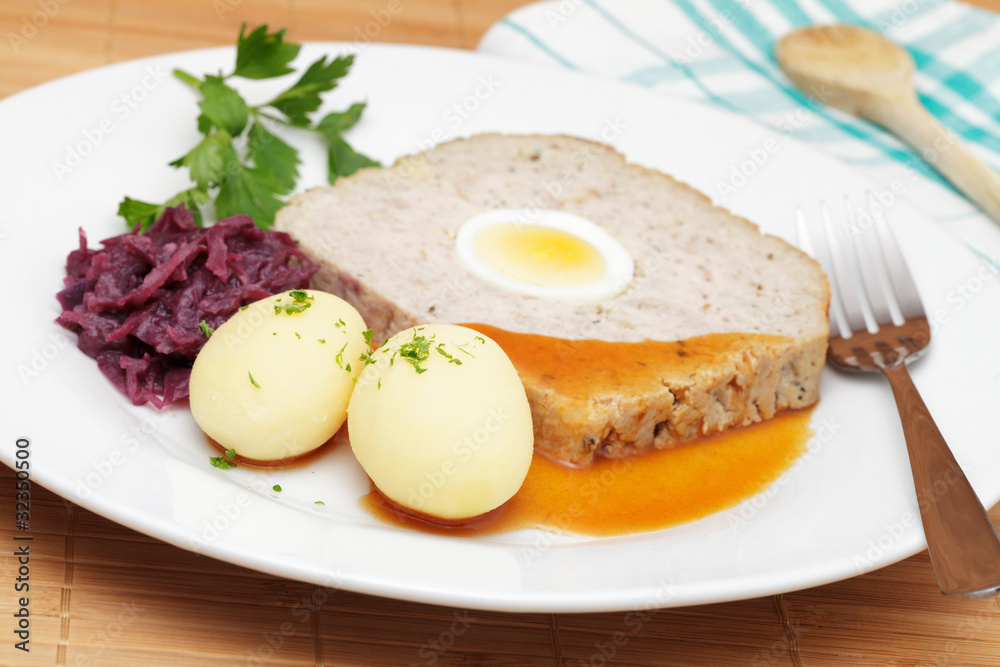 Hackbraten,Salzkartoffeln,Rotkohl Hackbraten,Salzkartoffeln,Rotkohl