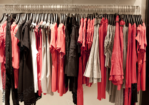 rayon de vêtement en magasin rouge rose photo