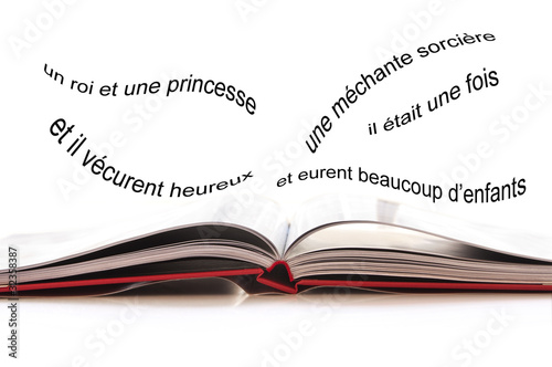 Texte qui s'échappe d'un livre de contes de fée classiques pour enfants en français, histoires de roi de princesse et de sorcière, fond blanc photo