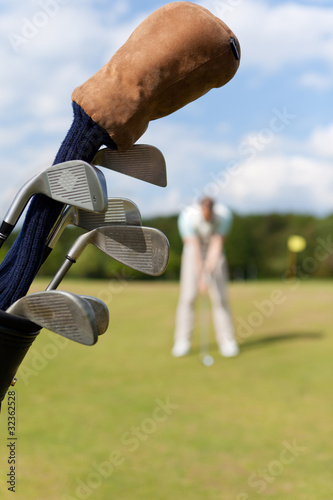 golfspieler mit tasche