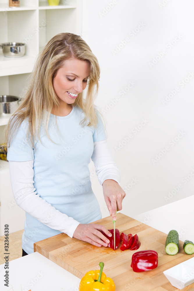 fröhliche hausfrau schneidet paprika fröhliche hausfrau schneidet paprika