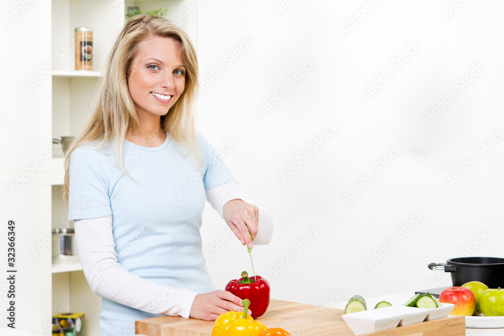 hübsche hausfrau schneidet eine rote paprika hübsche hausfrau schneidet eine rote paprika