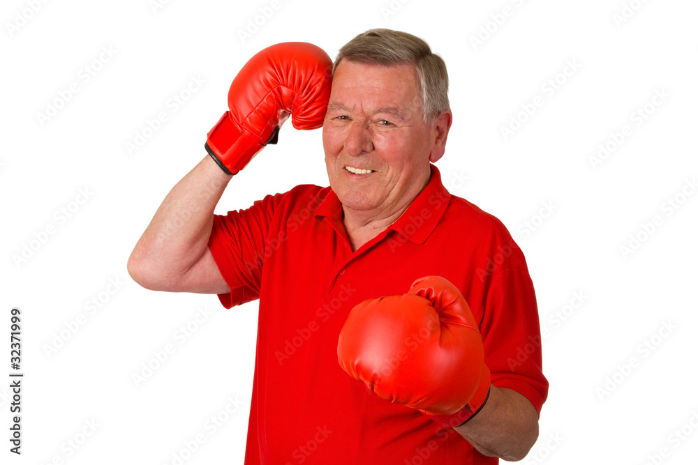 Senior mit Boxhandschuhen