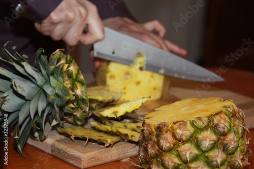 Couper un ananas photo