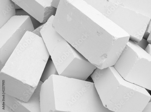 Fotografie A large pile of white bricks