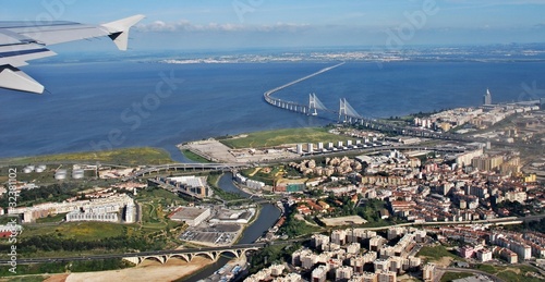 Portugals Hauptstadt, Lissabon von oben, aus Flugzeug gesehen. photo
