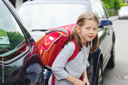 Mädchen auf dem Schulweg