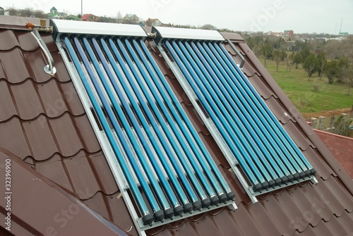 Vacuum solar water heating system