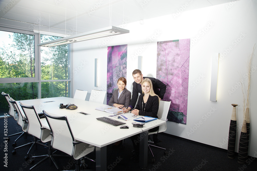 Exclusiver edler Besprechungsraum mit Mitarbeiter Exclusiver edler Besprechungsraum mit Mitarbeiter