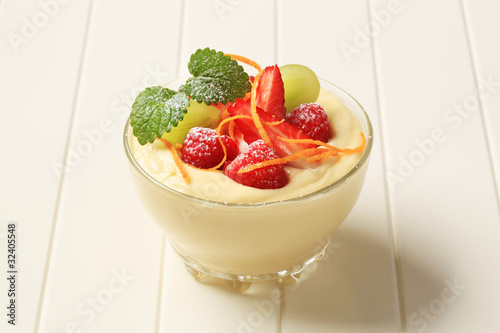Fototapet Creamy pudding with fresh fruit