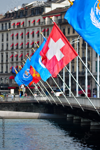 Schweizerflagge und UN Fahnen auf Brücke