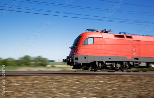 Zug auf Eisenbahnschienen photo