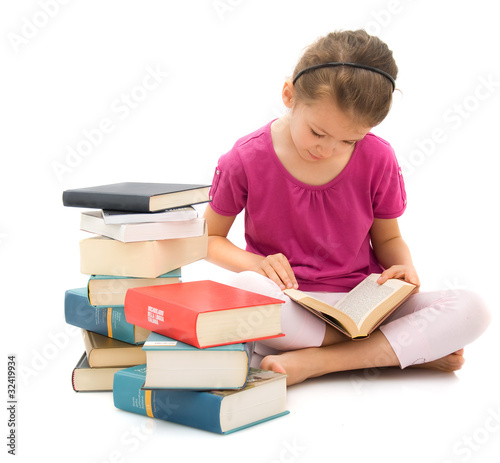 bimba che sceglie un libro photo