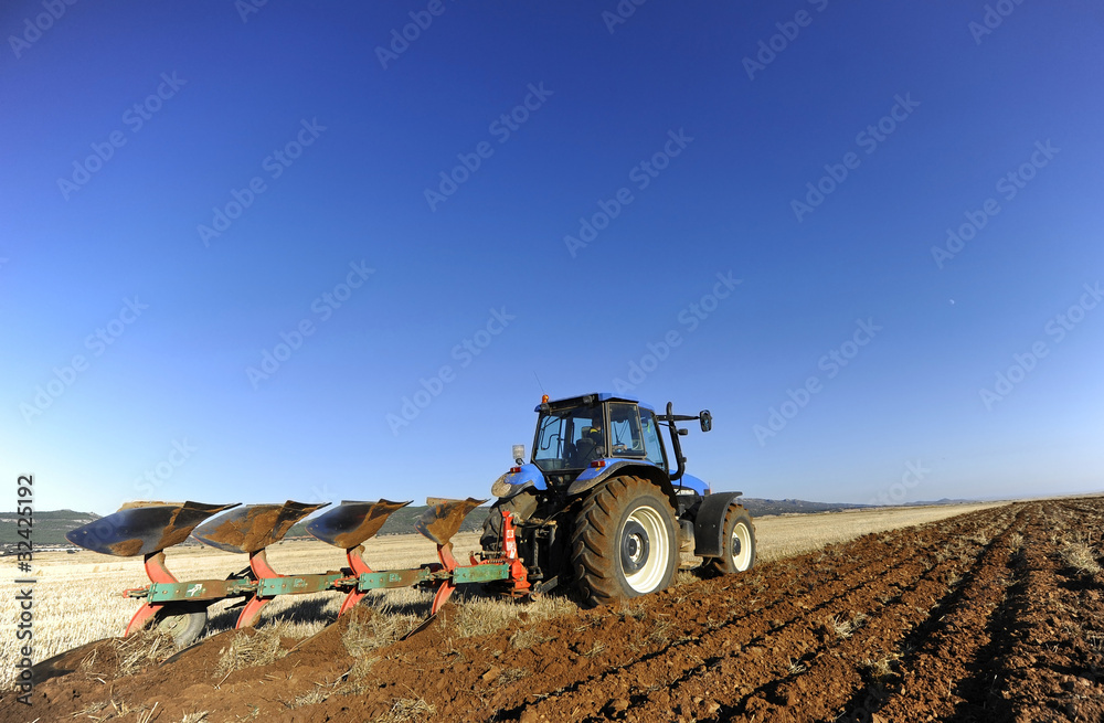 Naklejka premium tilling the field