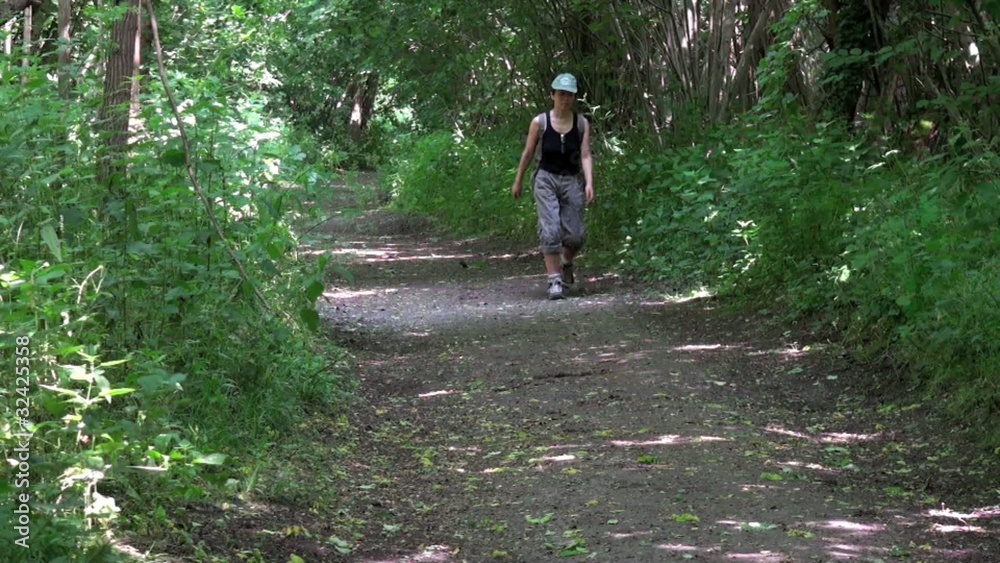 Marcheuse randonneuse traversant une forêt