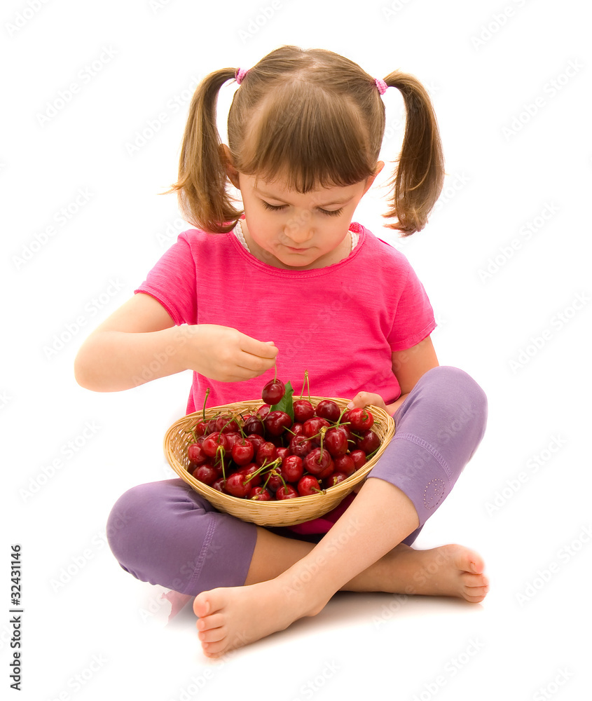 bimba con cestino di ciliegie bimba con cestino di ciliegie