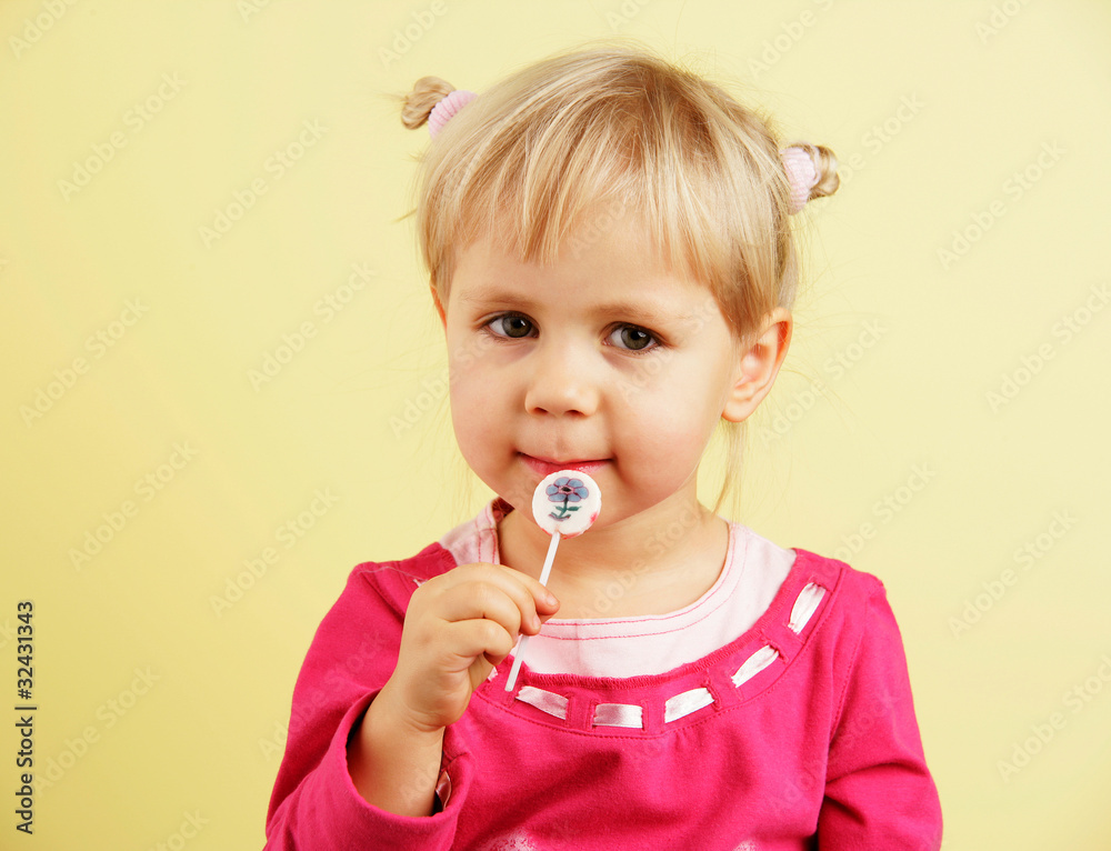 girl with lollipop - obrazy, fototapety, plakaty 
