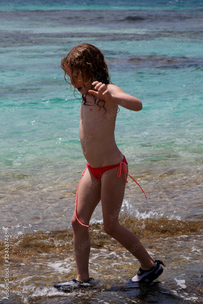 petite fille jouant à la plage 素材庫相片| Adobe Stock