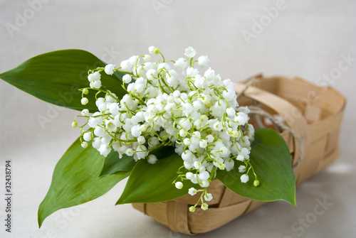 букет ландышей в корзине