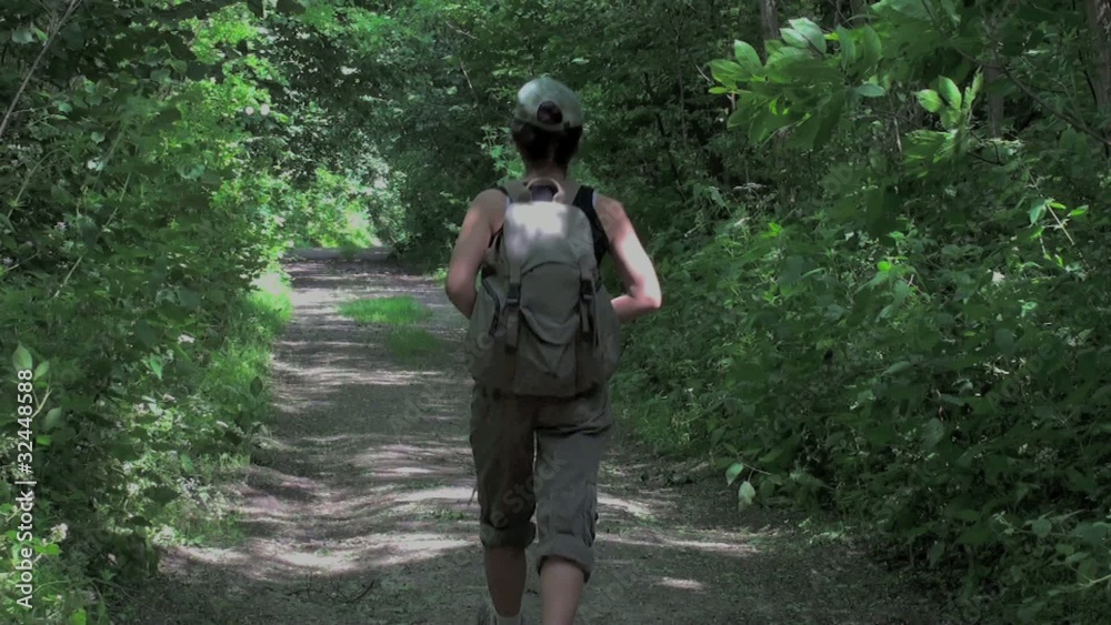 Marcheuse randonneuse traversant une forêt