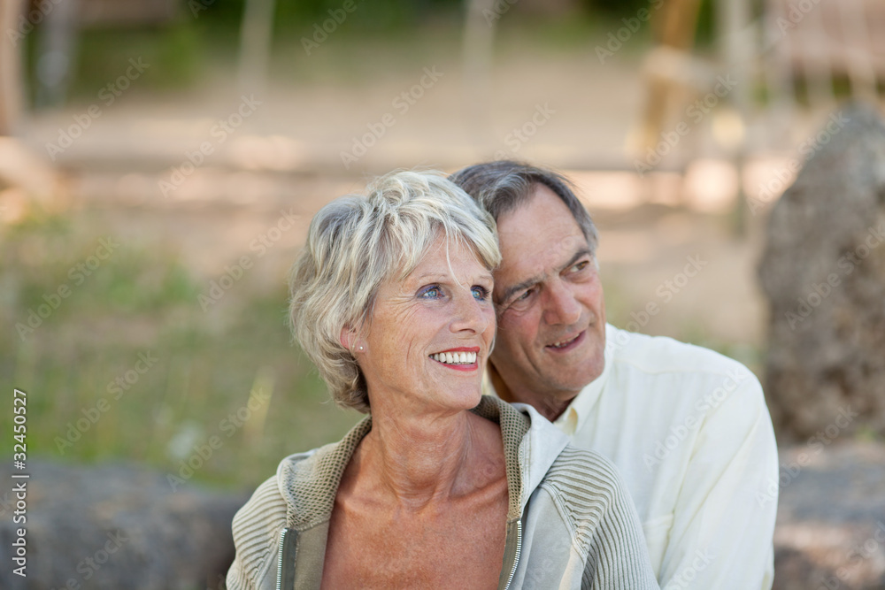 älteres ehepaar sitzt draußen