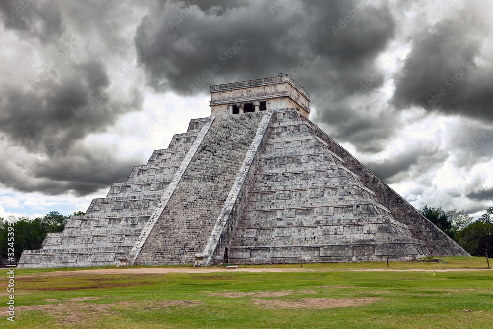 Kukulkan Pyramid in Chichen Itza on the Yucatan Kukulkan Pyramid in Chichen Itza on the Yucatan