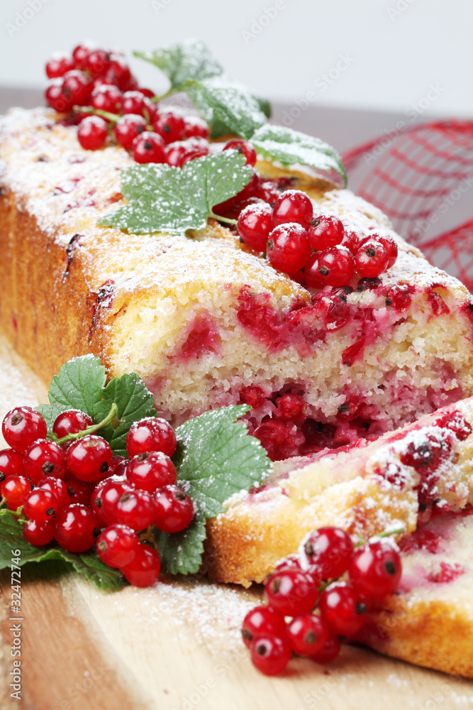 Red currant sponge cake