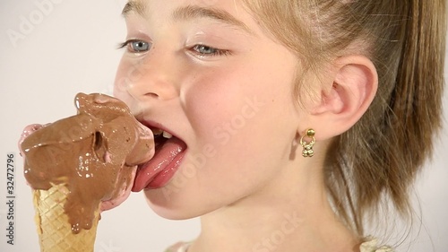 bambina e cono gelato