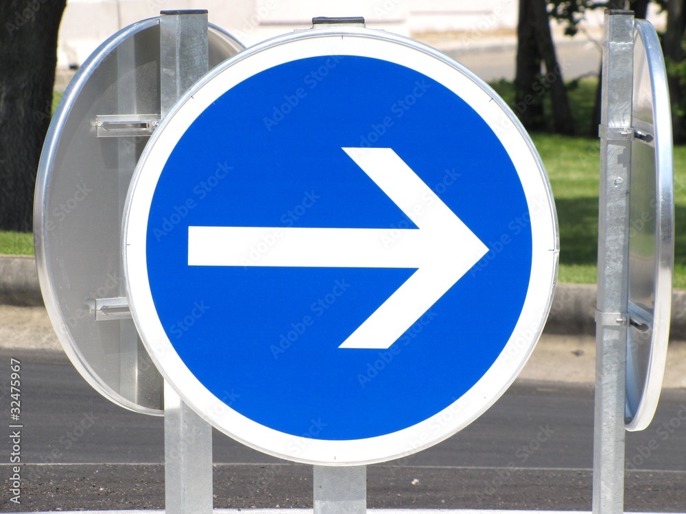 Panneaux de sens de circulation obligatoire sur un rond-point