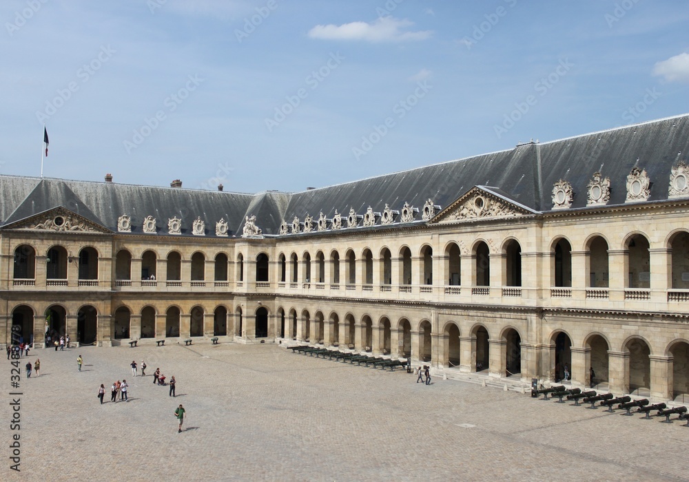 Fototapeta premium Cour d'Honneur des Invalides à Paris