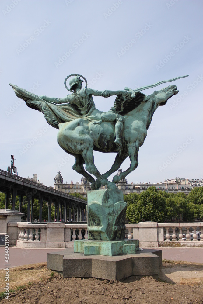 Statue de La France Renaissante sur le Pont de Bir Hakeim à Paris