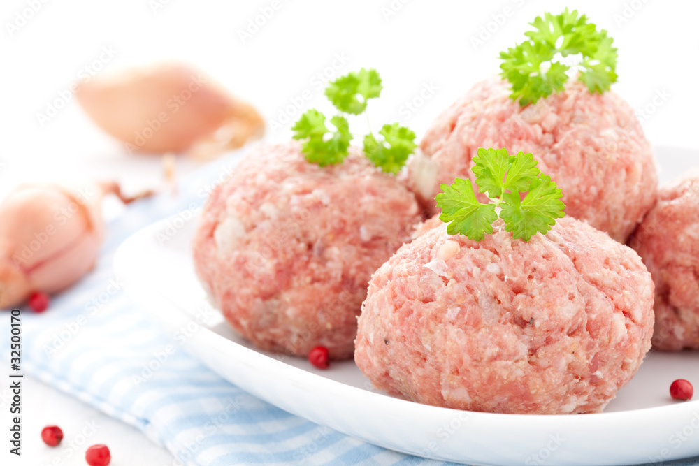 rohe Hackbällchen rohe Hackbällchen