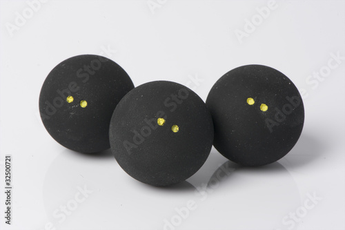 três bolas de squash