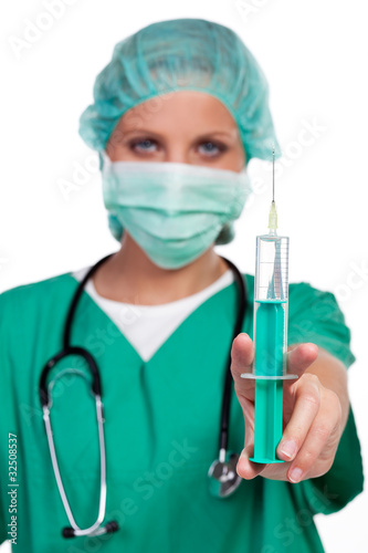 krankenschwester mit spritze in der hand