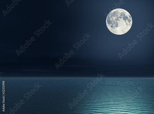 The moon over the sea © Onyshchenko