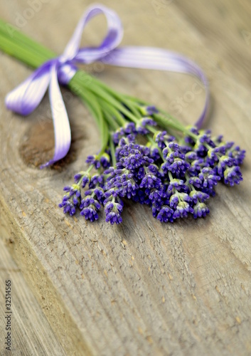 Bouquet de lavande sur la table en bois  fond