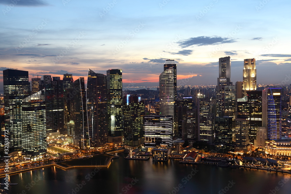Naklejka premium Downtown Skyline Singaporeat twilight.