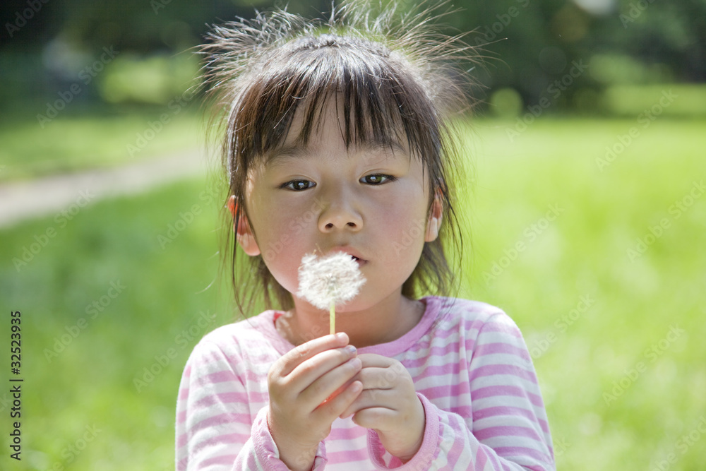 綿毛を飛ばす子供