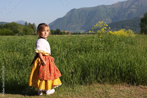 portrait de petite fille en costume provençal