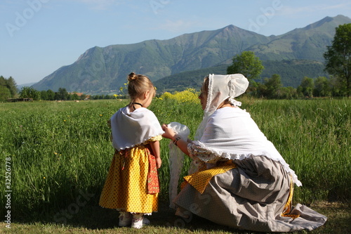 mère et fille en costume d'époque