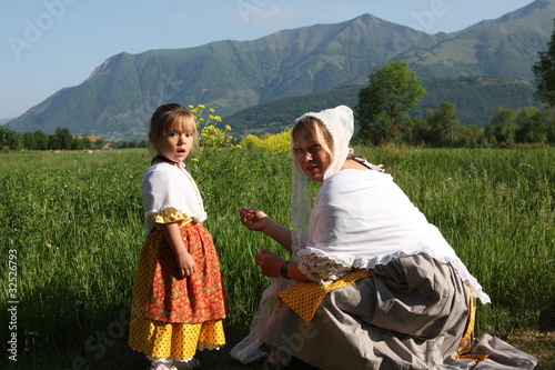 Tableau sur toile Mère et fille en tenue provençale